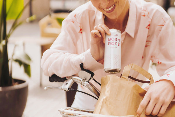 Picnicking in Barcelona with your canned ROSÉ